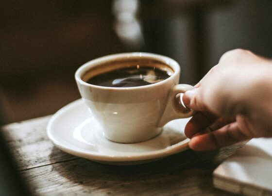 Além do seu papel como estimulante matinal, esta bebida adorada tem o potencial de transformar os seus treinos