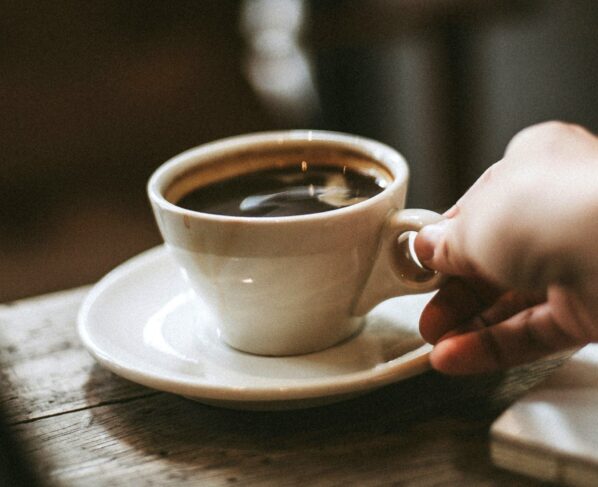 Além do seu papel como estimulante matinal, esta bebida adorada tem o potencial de transformar os seus treinos