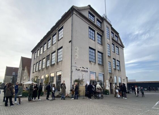 POPL fica localizado no bairro Christianshavn, em Copenhague, na Dinamarca. O local funciona como hamburgueria take away e à noite abre as portas de seu salão casual