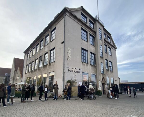 POPL fica localizado no bairro Christianshavn, em Copenhague, na Dinamarca. O local funciona como hamburgueria take away e à noite abre as portas de seu salão casual