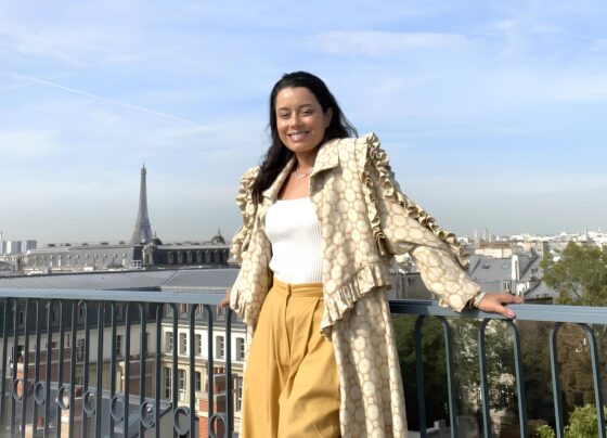 Daniela Filomeno em rooftop em Paris; cidade pipoca de bons restaurantes