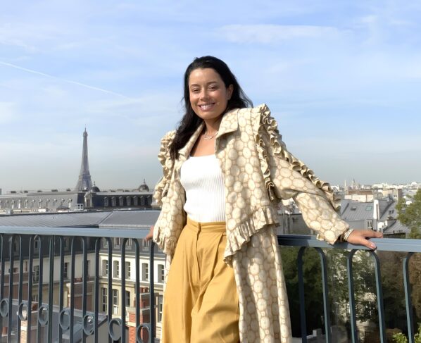 Daniela Filomeno em rooftop em Paris; cidade pipoca de bons restaurantes