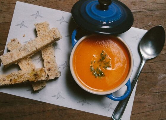 Sopa de cenoura com laranja está disponível em duas unidades da Padoca do Maní e faz parte das sugestões de inverno do local