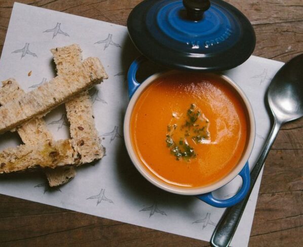 Sopa de cenoura com laranja está disponível em duas unidades da Padoca do Maní e faz parte das sugestões de inverno do local