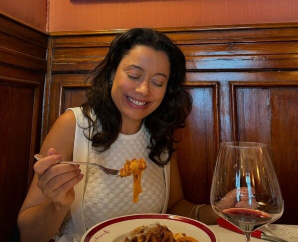 Daniela Filomeno no restaurante Dal Bolognese, conhecido por suas massas à bolonhesa na Piazza del Popolo