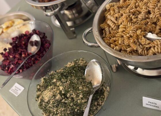 Farofa, macarrão integral e saladas leves são algumas das escolhas que atletas e funcionários do COB possuem na base durante as Olimpíadas