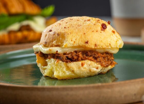 Pão de queijo recheado do Belô Café, casa mineira recém-aberta em São Paulo