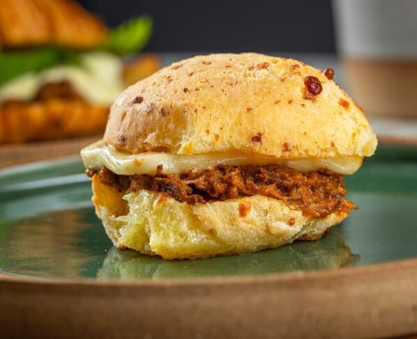 Pão de queijo recheado do Belô Café, casa mineira recém-aberta em São Paulo