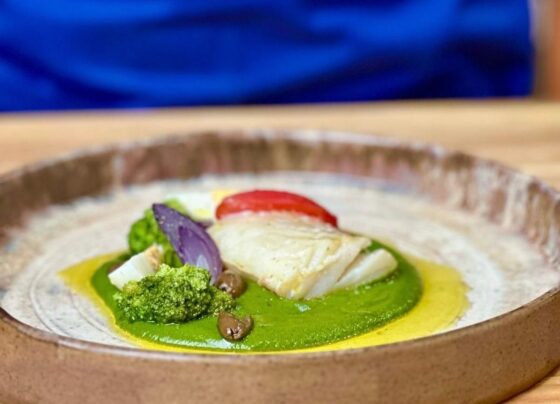 Confira a receita de bacalhau com vegetais e purê de ervilha do chef Rafa Gomes